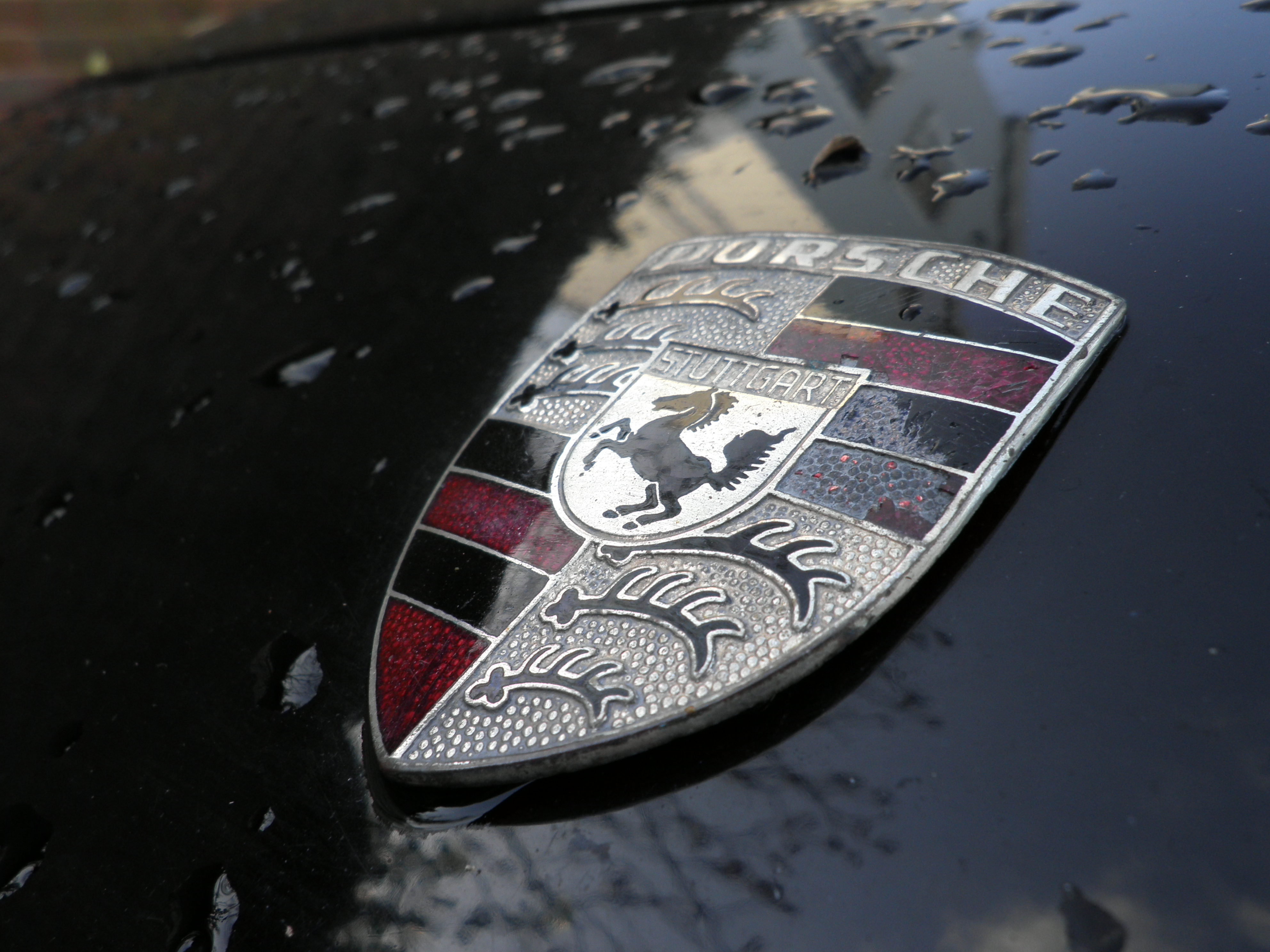 Olympus FE-5020 sample image - Porsche close-up