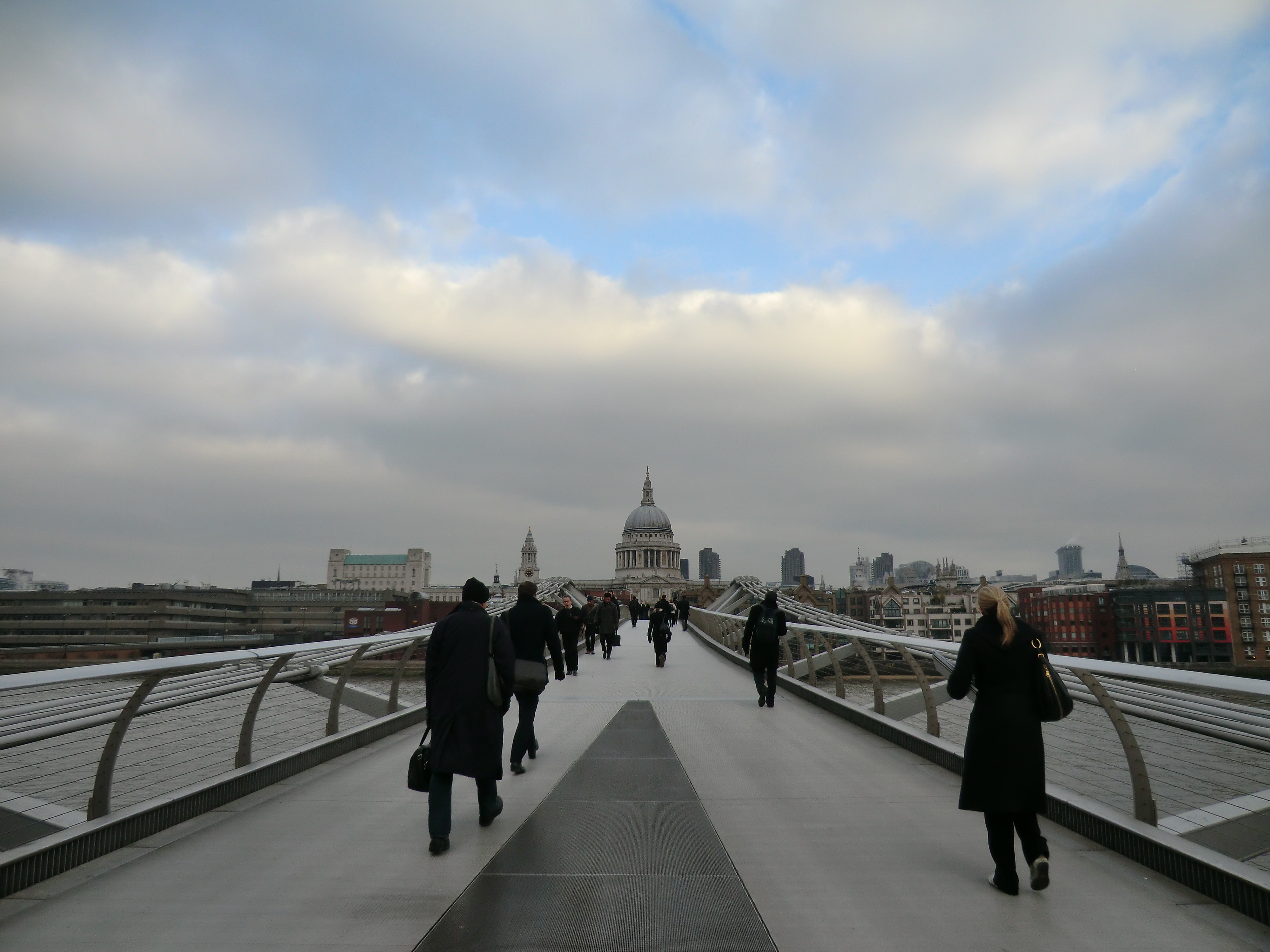 Casio EXILM H-5 sample images - Millenium bridge