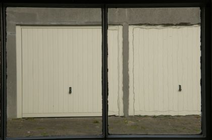 Two panes of glass showing undistorted (flat glass) and distorted (rippled glass) images.