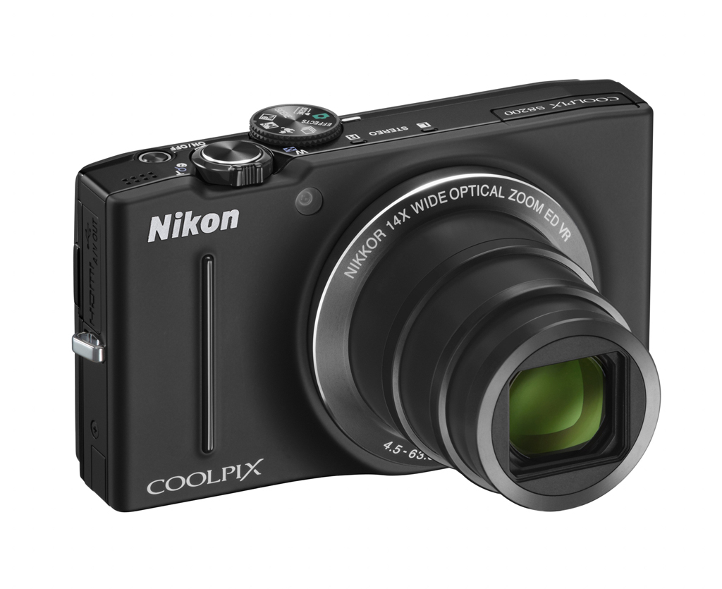 Nikon release S6200 and S8200